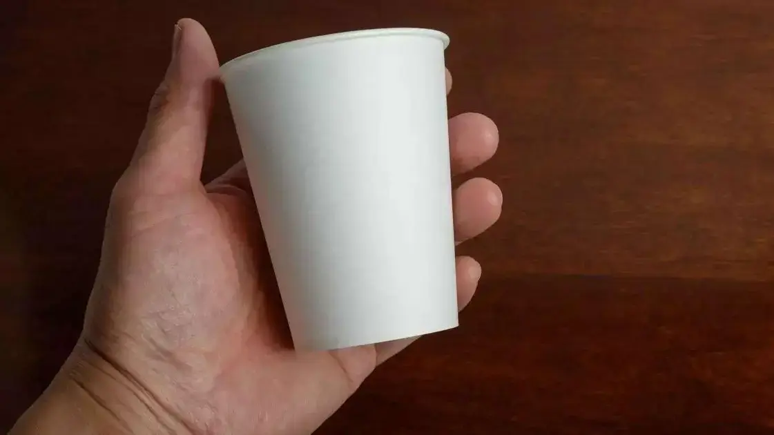 copos de papel com sua marca